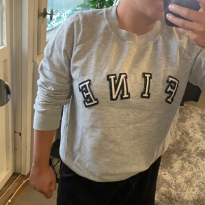 Tjocktröja från ginatricot - En grå tjocktröja från ginatricot. 