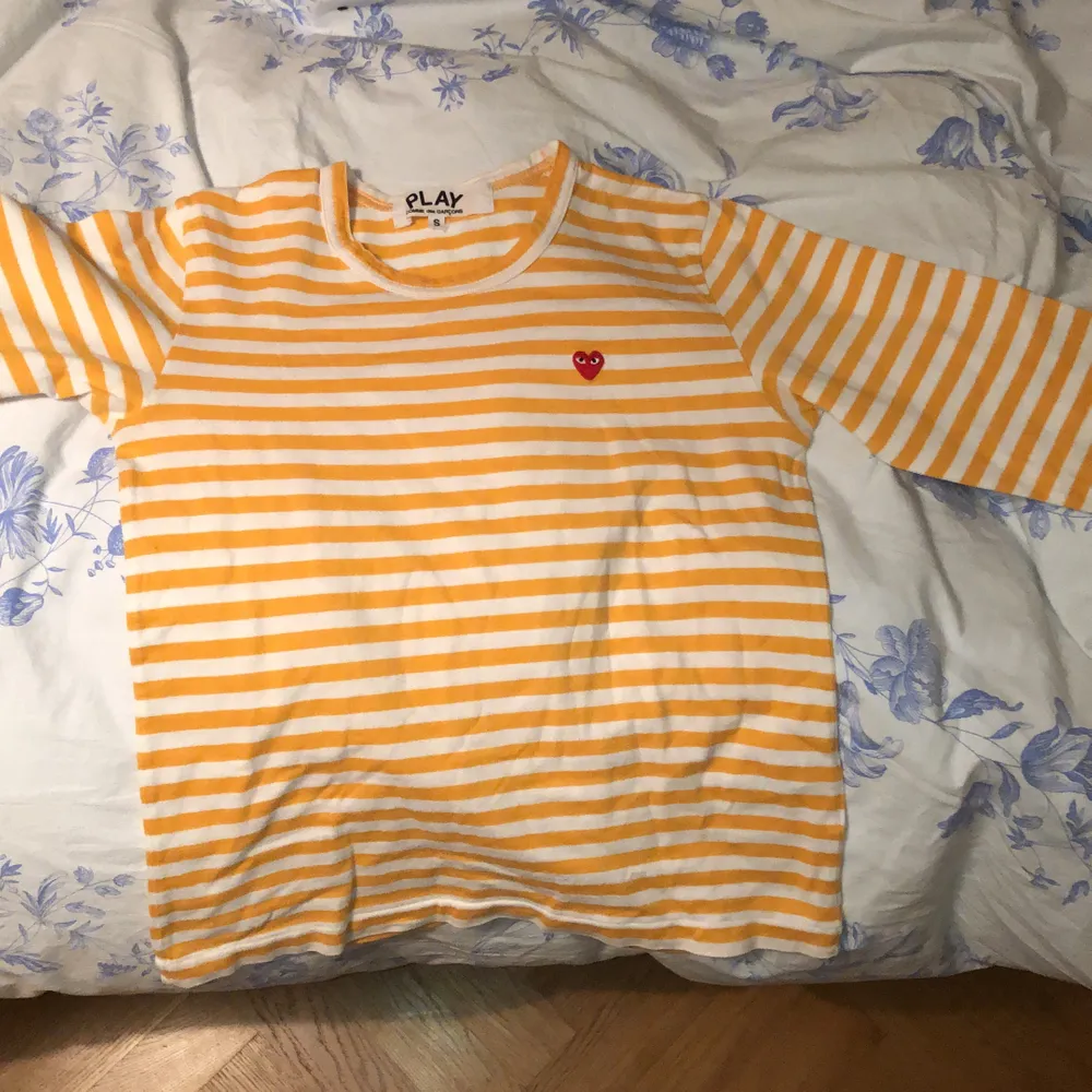 size S comme des garcons långärmad tröja. jag är oftast en size S men denna är för liten så skulle säga att det passar XS. Toppar.