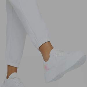 oanvänd helt nya vita skor Storlek: 38/39  köpte dem för 25£pund=281.70sek