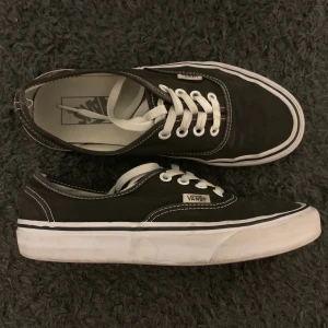 Vans - Skorna är i storlek 37 och är i mycket bra skick.                           Säljer pga: för små