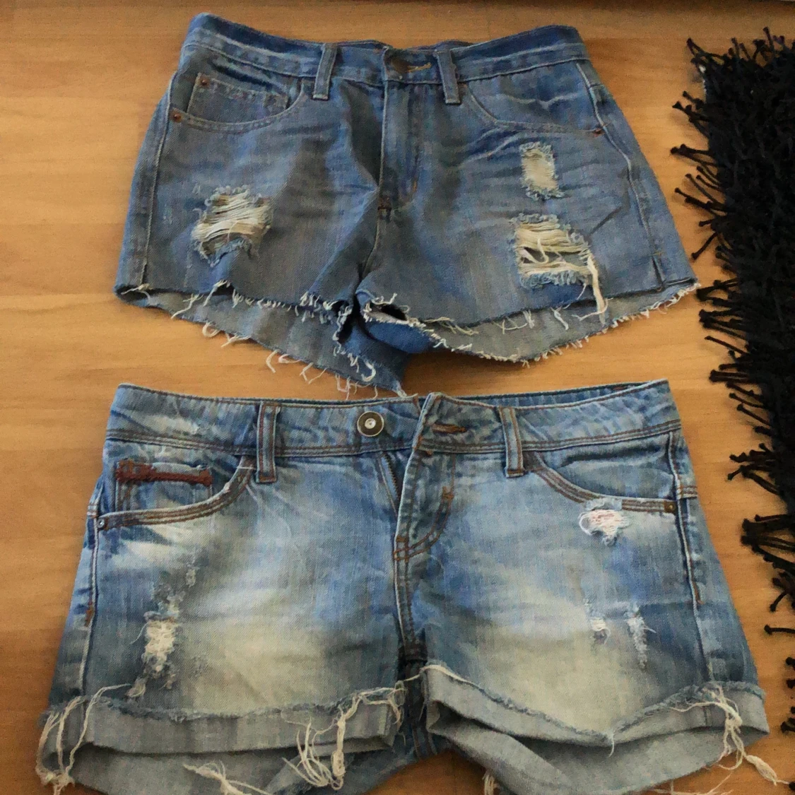 Båda i storleken 36 även väldigt tajt 