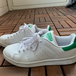 Adidas Stan Smith skor - Väldigt bra skick. Nästan helt nya, använd 1 gång. Storlek 39.5 men passar även 38 eller 39.  