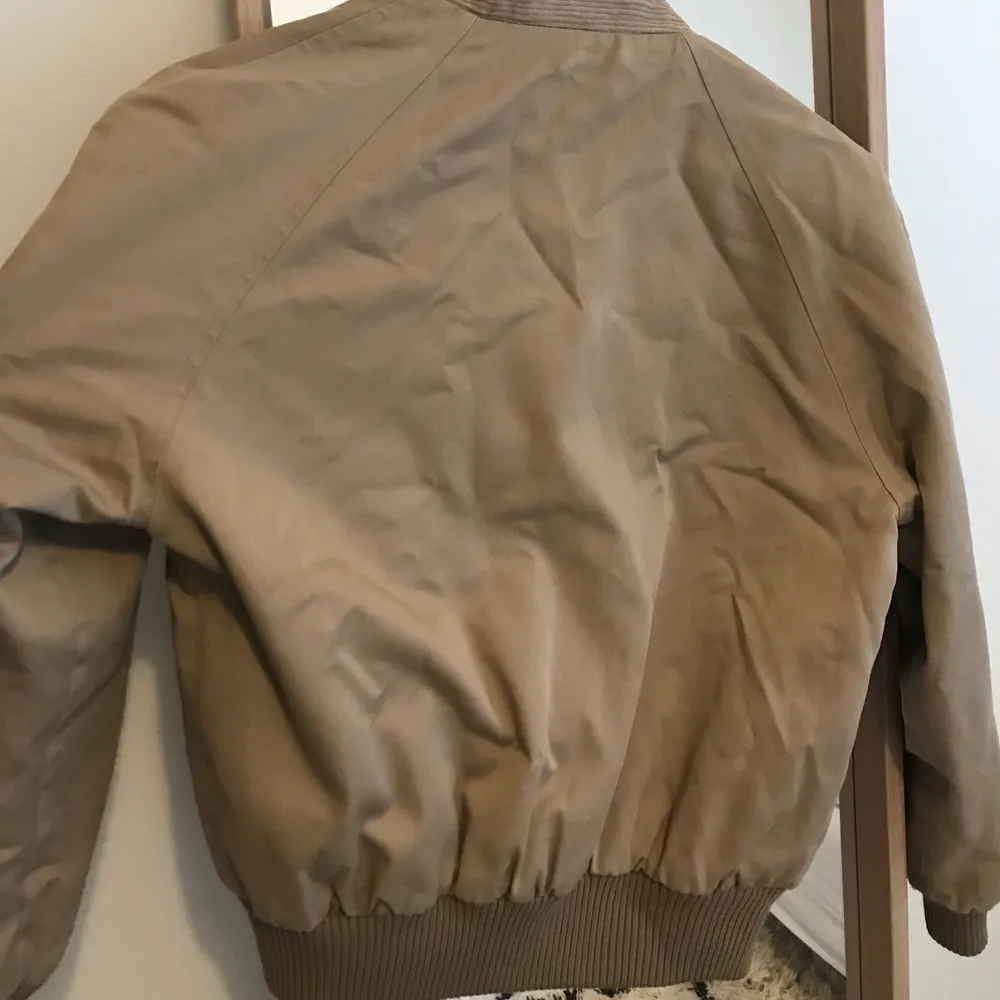 Vintage pilotjacka reversible tyvärr trasig dragkedja men nog enkelt att fixa eller bara ha jackan öppen. Supersnygg, passar oversized på S . Jackor.