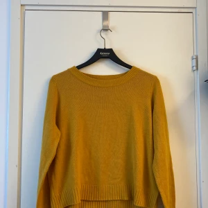 Stickad kul tröja - Jag säljer min stickade gula tröja från hm, ÄLSKAR färgen men den är tyvärr för liten. Använt ett fåtal gånger. Köparen står för frakten om ni inte bor i närheten och vill mötas upp.