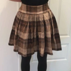 Rutig kjol  - Sååå fin rutig "ylle"kjol köpt second hand! Älskar den, men den är lite för stor för mig. Har en dragkedja på sidan och fickor!!!