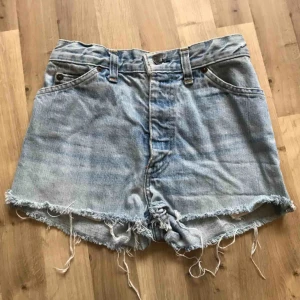  - Jeansshorts från Levi’s ovanliga orangea kollektion. Köpta second hand så ingen storlek, men är mycket små. För en smal XS eller XXS. Kan mötas upp i Stockholm eller skicka.