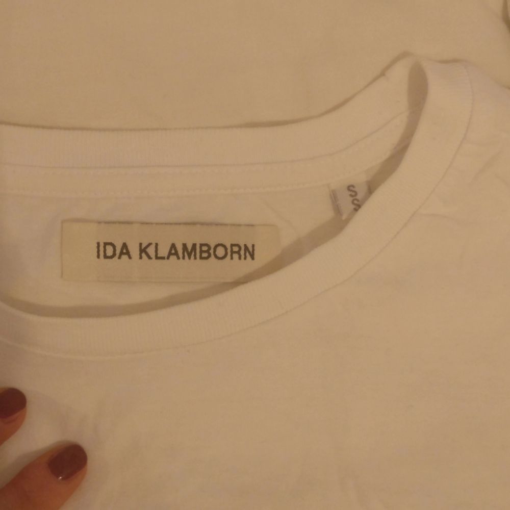 IDA KLAMBORN T-shirt Strl S, nypris 800 kr. Jättefin och typ nyskick. Köparen står för eventuell frakt!. T-shirts.