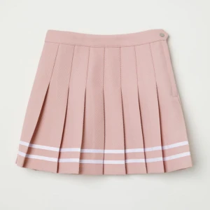  - Rosa tenniskjol från h&m, aldrig använd och prislappen finns kvar. Köparen betalar för frakt.