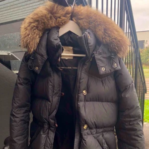  - Inköpt hösten 2015 från boomerang affären i Växjö. Använd men i mycket bra skick. Avtagbar pälskrage som är tillköpt från Johnells för 800 kronor.  Storlek XS men passar från alla mellan XS/M. Nypris 5500 kronor.