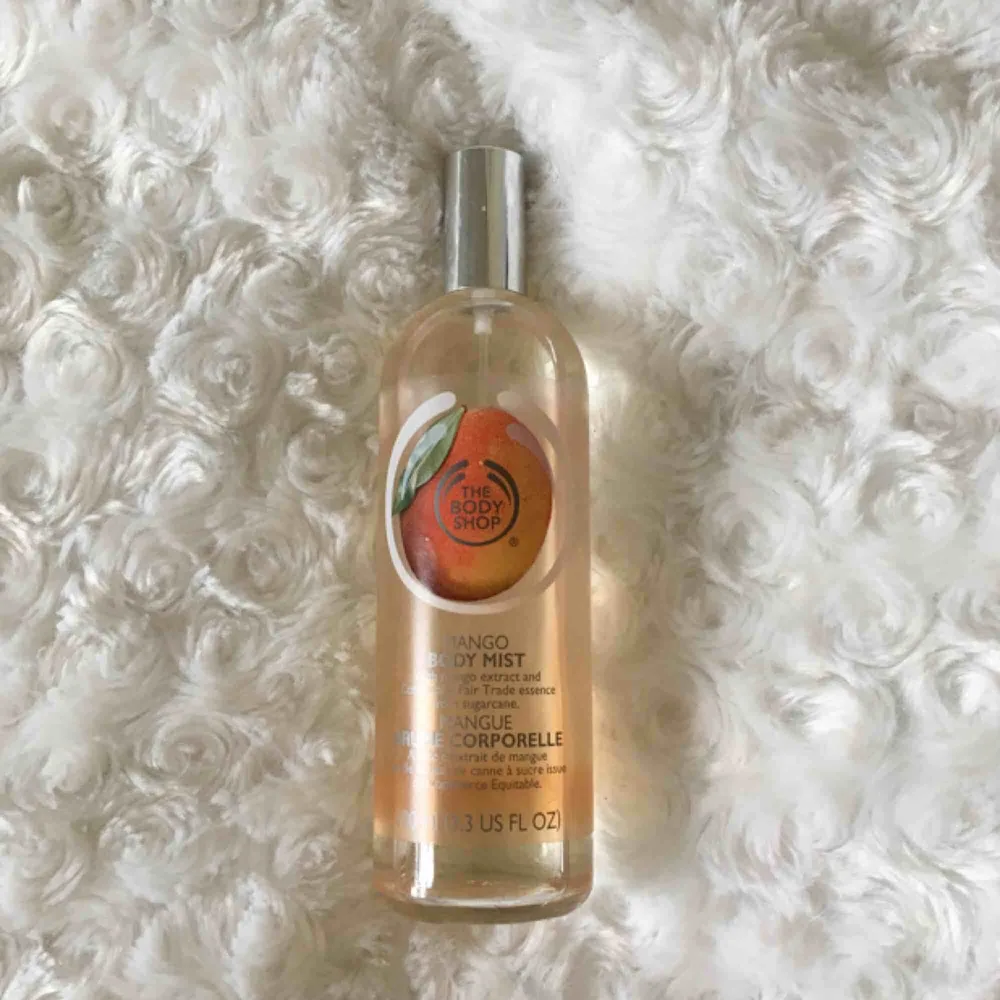 Body Shops mango body mist! Mycket kvar. Luktar supergott och är okej hållbarhet, sitter kvar ca en halv dag. Säljer pga har för många parfymer:). Accessoarer.