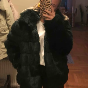  - Den populära faux-fur jackan från Nelly i en drömmig grön färg💚 endast använd några gånger förra vintern, så i superbra skick! Frakt ingår 🤧