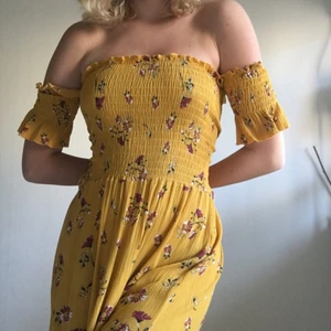  - Klänning från Zaful i mycket bra skick, använd en gång kanske, säljer p.g.a att använder aldrig även om den är väldigt fin! Frakt ingår inte i priset och möts helst upp i Göteborg:)