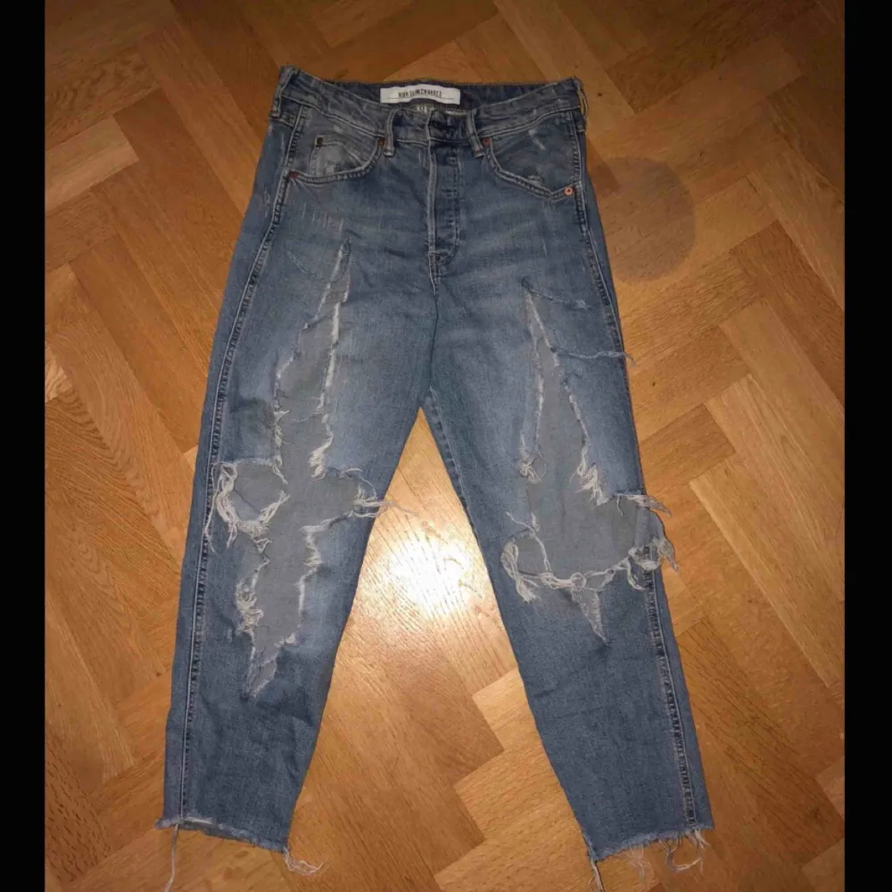Snygga och sköna jeans har använts ändast 2gånger så dom är o perfekt skick säljs för att dom kommer inte till användning längre :/  Storlek 38/40. Jeans & Byxor.