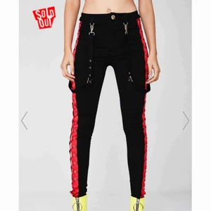  - storlek: S, men går att göra tajtare/lösare kring benen pga snörningen | skick: endast testade, helt perfekta | köpta från DollsKill där de nu är slutsålda. inköpta för ca 700kr