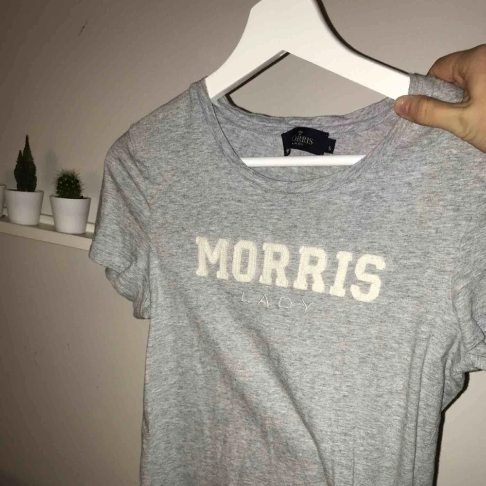 Säljer denna i princip nya t shirt från Morris i strl S, nypris 599kr, mitt pris - 250kr💖💖. T-shirts.