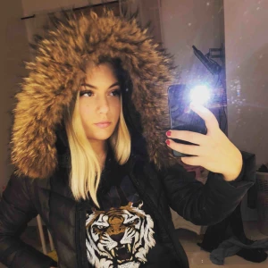  - Säljer min Chelsie jacka för att den är för liten för mig Den har inga skador eller fläckar.