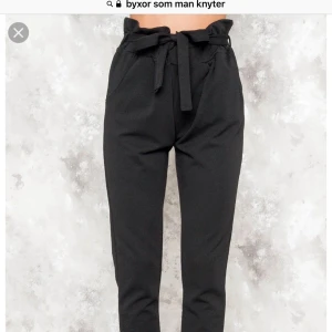  - Helt nya byxor som man knyter i midjan från Bikbok! Fick dom som en present, men igen som passade mig tyvärr.. frakt tillkommer :) 