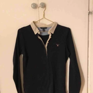  - Skön gant tröja med skjortkrage. Använd fåtal gånger och är i fint skick. 