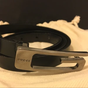  - Äkta Gucci bälte! Lyxigt och elegant skärp i äkta läder och silver spänne. Italiensk design. Köpt i NYC. 