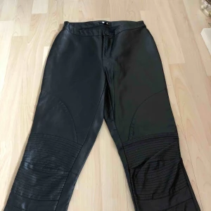  - Snygga oanvända läderbyxor från Bik Bok. Helt oanvända! 🌿 