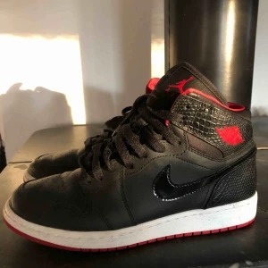  - Superfina Nike Air Force Jordans! Mycket sparsamt använda, tror jag kanske använt de max 10 gånger. Säljer de för att jag ej använder de längre. Köptes för 999kr i oslo förra sommaren. Har även kvar boxen!