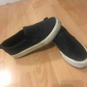  - Svarta slip-ons från Bershka. Dem är smutsiga på sulan men det kan jag tvätta bort innan de säljs. Storlek 38. Kan postas men då står köparen för frakten.