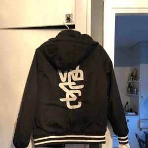  - Varm WeSC-jacka. Märkena är pyttelite avskavda pga tvätt, se bilder. Möts upp i Sthlm eller skickar mot fraktkostnad. 