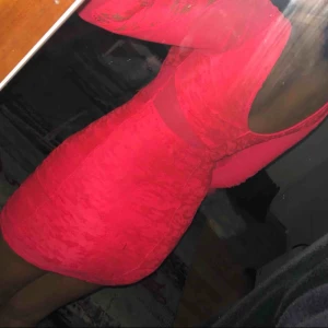  - Fin klänning i korall färg skulle jag säga. 