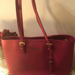 - Michael kors väska . OBS!Handtag på väskan har gått lite sönder därefter priset! Färg cerise