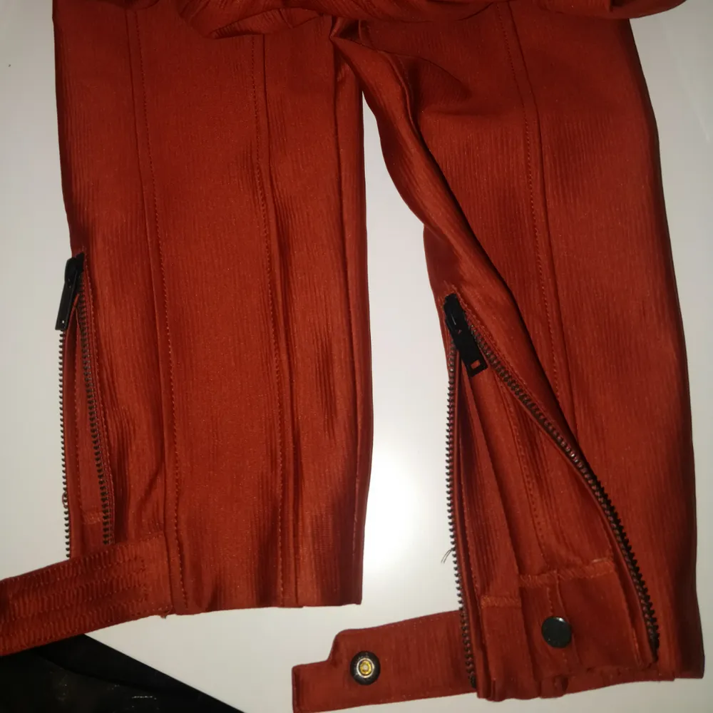 Sjukt snygga H&M STUDIO AW 15 byxor/tights i den perfekta rost-orangea färgen nu till hösten. Använda en gång så ser helt oanvända ut. Snygg detalj i benen där man kan öppna med dragkedja. Hämtas upp runt Södermalm eller T-centralen alternativt skickas mot fraktkostnad.. Jeans & Byxor.