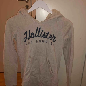  - Beige hoodie från hollister med ludd i luvan! Aldrig använd! Frakt 30kr