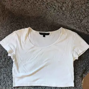 Vit croptop som inte kommer till användning! Jag som är en M och har stor byst bär denna perfekt.  Mötes upp sthlm/västerås eller postar mot en fraktkostnad på 20kr. 🕊