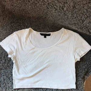  - Vit croptop som inte kommer till användning! Jag som är en M och har stor byst bär denna perfekt.  Mötes upp sthlm/västerås eller postar mot en fraktkostnad på 20kr. 🕊