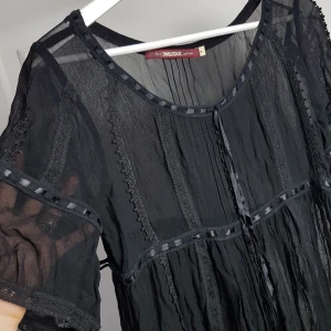  - Fin svart klänning. 