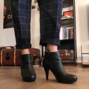  - Fina svarta skor med smal klack! En aning förstora och säljer dom därför... 🖤 Köparen står för frakt! 🧡