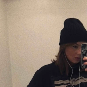  - Säljer cool svart mössa! Har en grå som används mycket mer! Frakt på 40kr tillkommer 😊