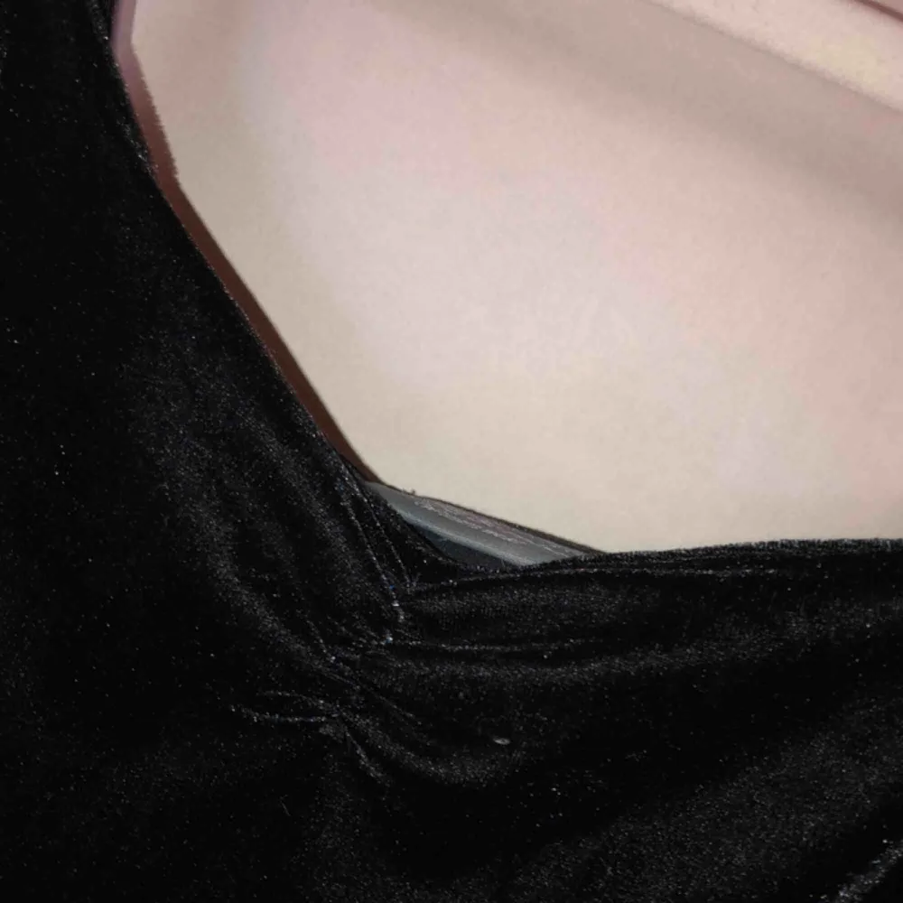 Riktigt fin sammetsklänning i svart. Helt oanvänd och så jäkla skön!! Säljer den då den tyvärr aldrig kommer till användning.. 🖤 Köparen står för frakt! 🧡. Klänningar.