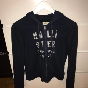  - Marinblå luvtröja från hollister. Säljer den då jag inte använder den längre, i använt skick. Den är rätt så tunn och ger inte så mycket värme:/ möts upp i Karlskrona eller fraktas då köparen står för frakten. (Swishbetalning) 