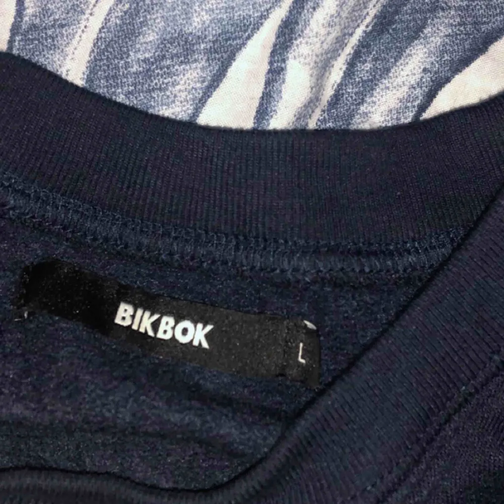 Snygg tröja från bikbok. Säljs så jag inte använder den så ofta. Hoodies.