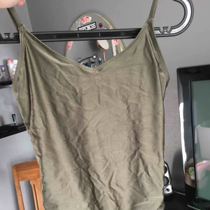  - Grön baddräkt som sitter jättefint på!  Nypris-200 Mitt pris-70  Köparen står för frakten 