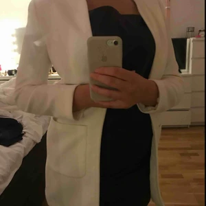  - Vit kappa, väldigt bra skick och ser ut som nyköpt.