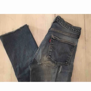  - Extremt sköna Levis jeans som spruckit vid ena skinkan, väldigt snyggt men tyvärr är det inte min stil så de säljs nu vidare. Frakt är inräknat i priset:)