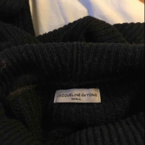  - Svart, stickad polotröja