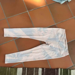  - Skitsnygga ljusljus rosa träningstights i mjukt skönt material. Slutar ovanför anklarna!