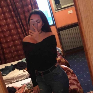  - Svart stickat tröja som är en av mina favoriter, den värmer bra och är snygg. Använd fåtal gånger storlek är xs på den men mer som s eftersom jag är storleken s 😁👍🏻 köpt ifrån Ginatricot ! 