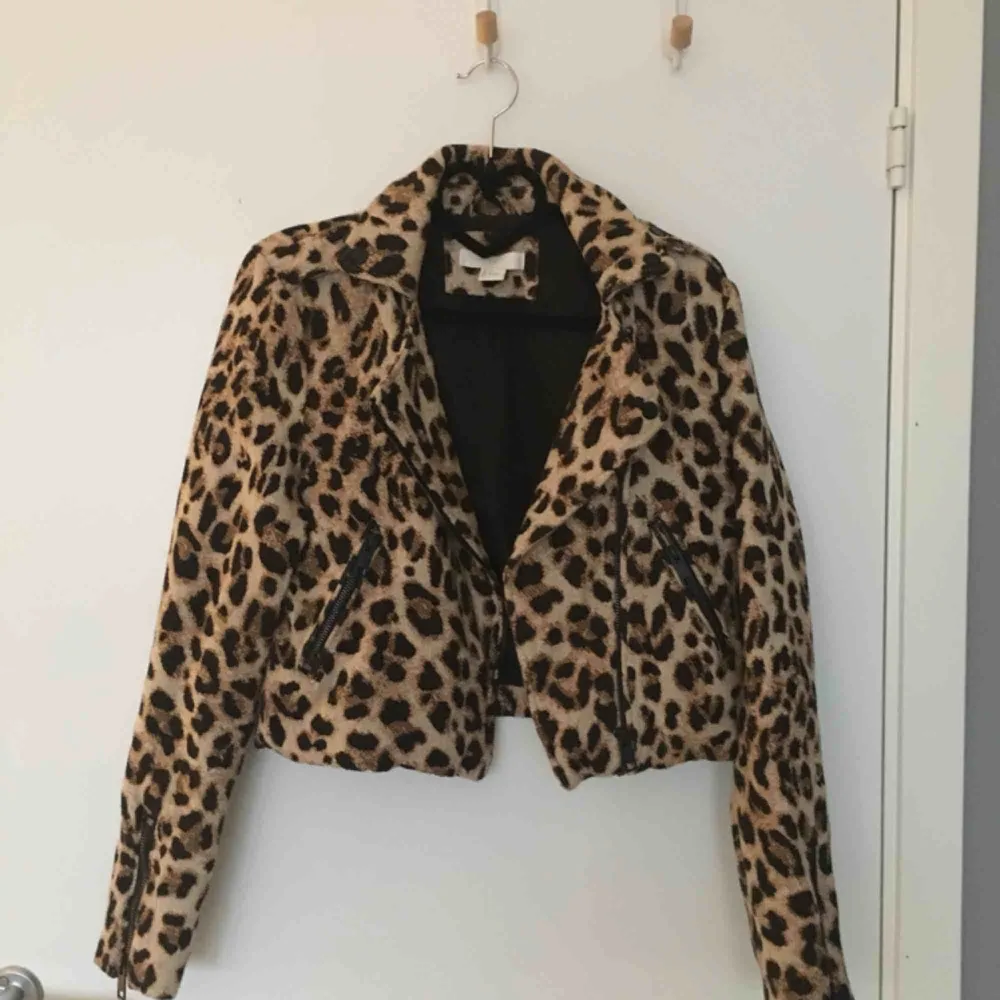 Midjekort leopard jacka i storlek 36. Sitter fint och skönt på. 170 kr inklusive frakt, skickas inom ett dygn. . Jackor.