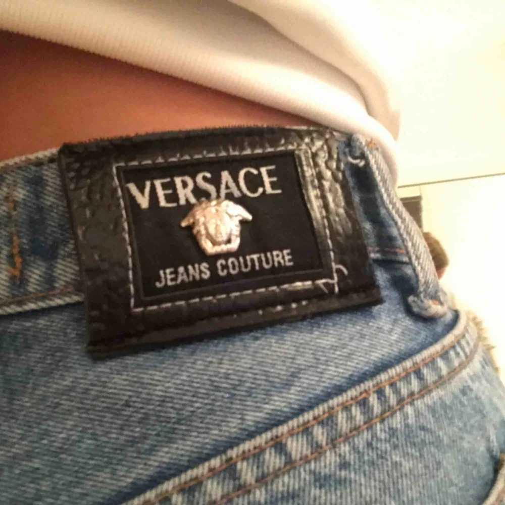 Super sjyssta Äkta Versace jeans som är vintage, köpta på humana. Köparen står för frakt och pris kan diskuteras. Jeans & Byxor.
