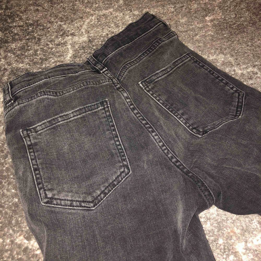 Logg jeans från hm med high waist, säljes pga för små❄️   OBS Rabatt vid köp av 2 elr fler varor. Jeans & Byxor.