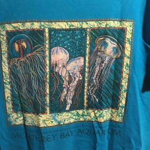  - T-shirt med fint tryck på. Köpt på beyond retro! Kan mötas upp i Gävle eller skicka då köparen står för kostnaden 😉