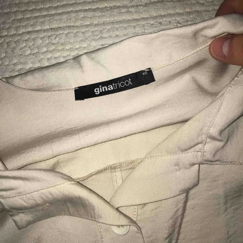 En jumpsuit köpt här på plick från Gina men använder inte. Glansigt beige material i strl. XS men passar även S. Jeans & Byxor.